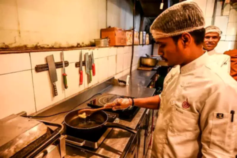Pune Restaurants Hit by Power Cuts After LPG Crisis, Delays Soar