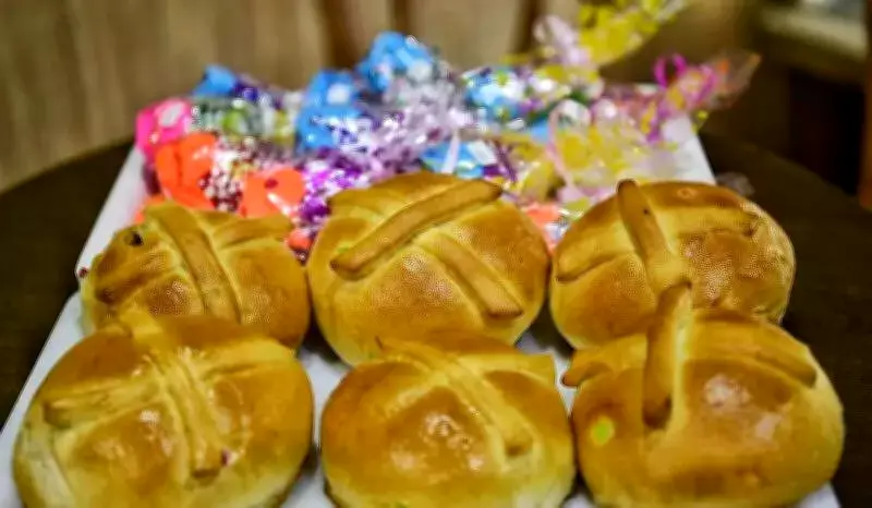 Pune's Legacy Bakeries Face Rising Costs Amid Good Friday Hot Cross Bun Tradition