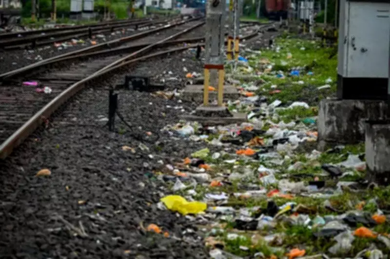 RPF Cracks Down on Illegal Garbage Dumping Near Tracks Using Receipt Evidence