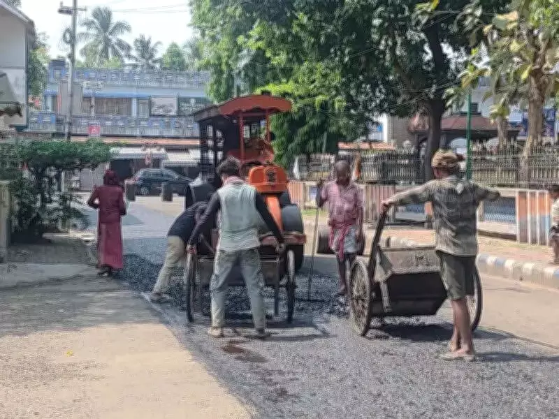 Salt Lake Road Repairs Begin: AE Block Gets Fresh Bitumen Layer After Long Wait