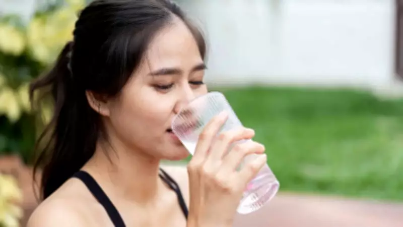 Sipping vs Gulping Water: Why Drinking Speed Matters for Digestion