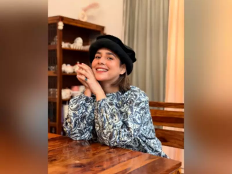 Sunanda Sharma Concert Mishap: Singer Falls During Performance, Fans Rush to Help