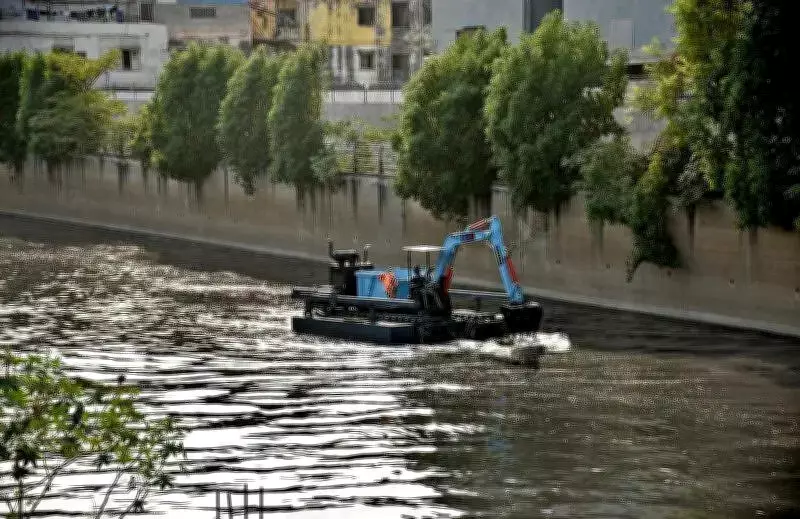 Surat Deploys Floating Excavators to Clean Creeks Ahead of Monsoon