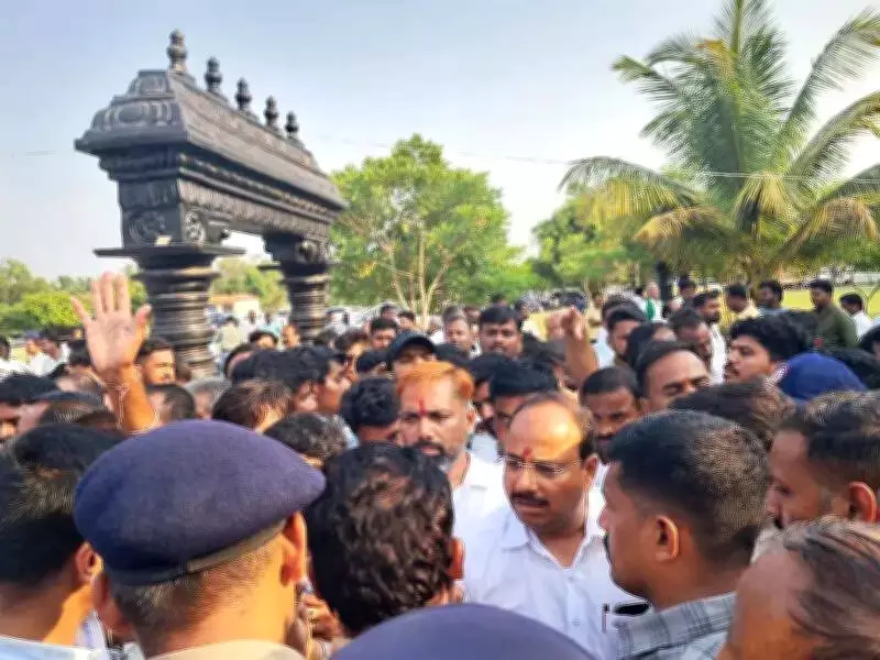 Tension at Panchamasali Peetha as Trust Presents Accounts Amid Protests