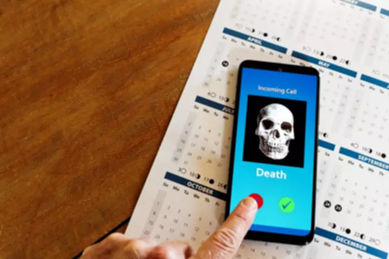 The Great Camouflage of Contact Lists: How Digital Networks Hide Real Connections