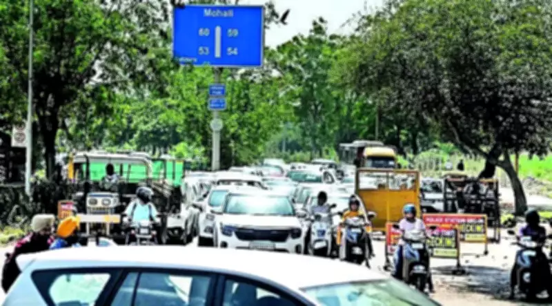 Traffic Congestion Returns to Chandigarh's Sector 53-54 Road Despite Market Demolition