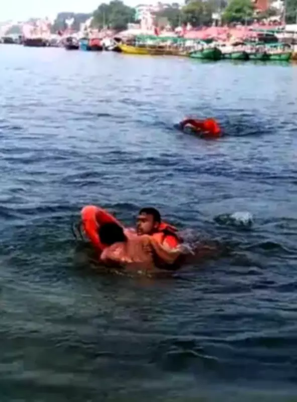 Tragic End on Malviya Bridge: Unstable Youth Slaps Rescuer, Jumps into Ganga