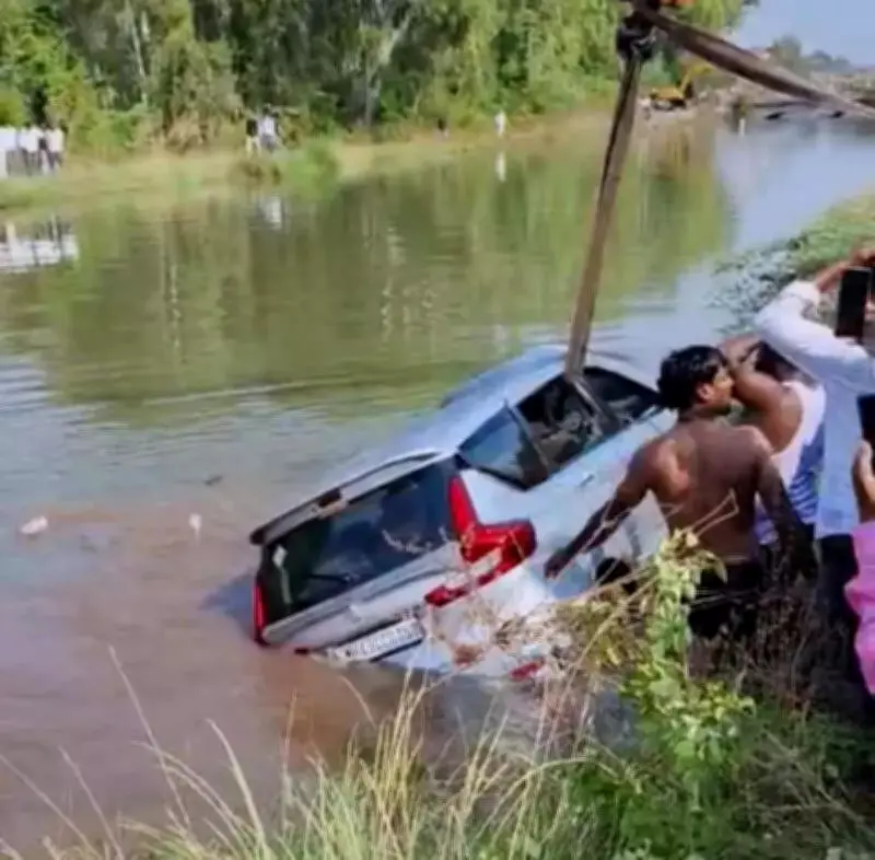Tragic SUV Plunge in Solapur: Couple Drowns, Daughter Missing in Nira River Canal