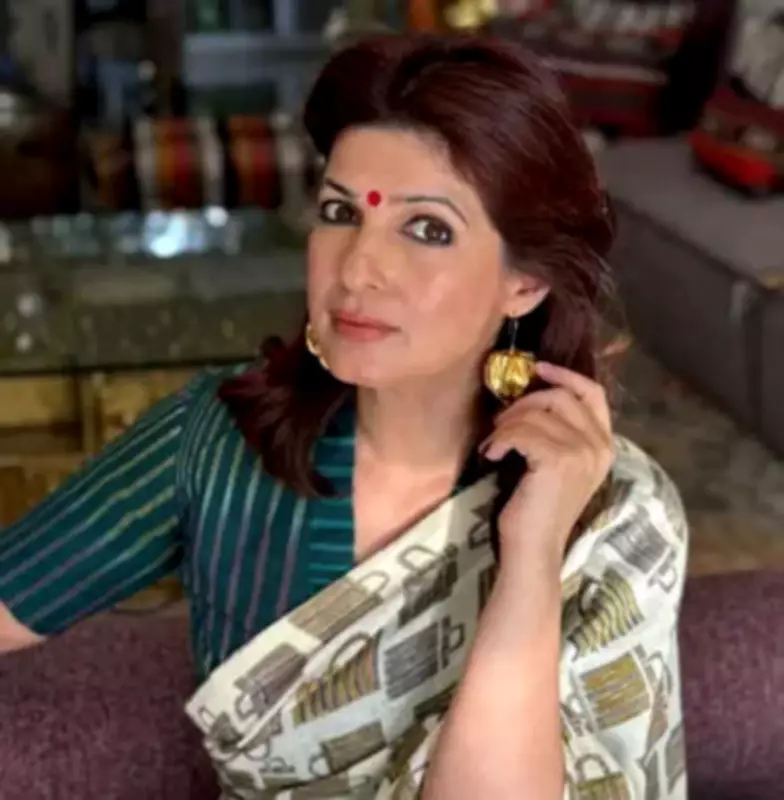 Twinkle Khanna Reveals Akshay Kumar's 'Mat Kar' Is His Only Writing Advice