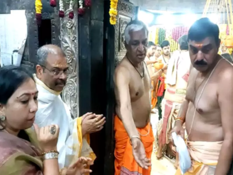 Union Ministers Dharmendra Pradhan and Umesh Yadav Attend Bhasma Aarti at Ujjain's Mahakaleshwar Temple