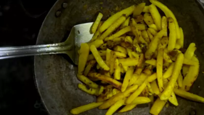 Why Aloo Bhujia Sticks to Kadhai? 4 Simple Tips to Fix It at Home