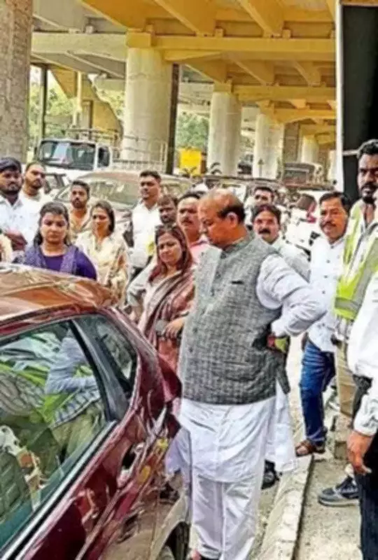 Wooden plank falls at Metro 4 site in Mulund, car damaged; no injuries