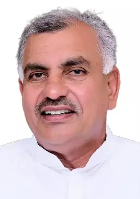 BJP MLA Randhir Panihar Prostrates Before Preacher Rampal at Sonipat Ashram