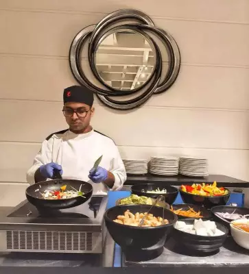 Kolkata Star Hotels Adopt Hybrid Cooking Amid LPG Supply Constraints