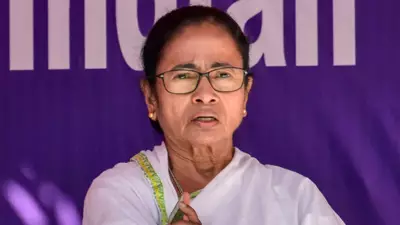 Mamata Reaches EVM Strong Room, Alleges Tampering in Bhabanipur