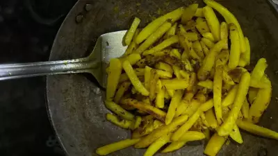 Why Aloo Bhujia Sticks to Kadhai: 4 Easy Tips to Fix It