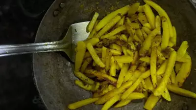 Why Aloo Bhujia Sticks to Kadhai? 4 Simple Tips to Fix It at Home
