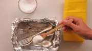 Effortless Burnt Utensil Cleaning: The Aluminum Foil Method Explained