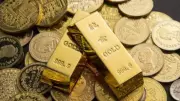 Gold Futures Decline Amid Geopolitical Tensions, Retail Rates Show Mixed Trend