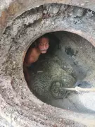 Nagpur Sanitation Worker Forced Into Sewer Without Safety Gear, Sparks Outrage