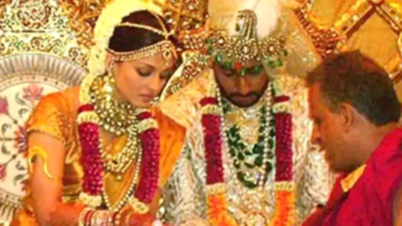 Abhishek, Aishwarya's wedding pics spark Nizam jewel debate