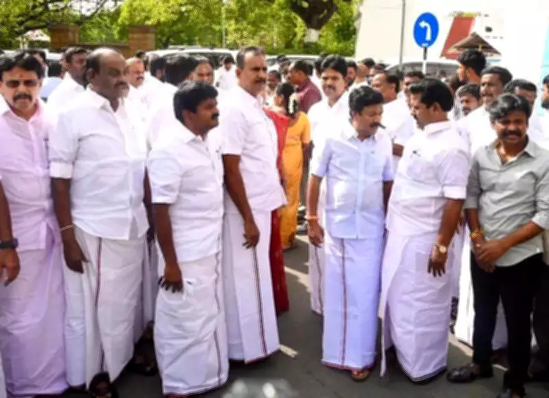AIADMK Rebel Faction Intensifies Bid to Oust Palaniswami as Party Chief