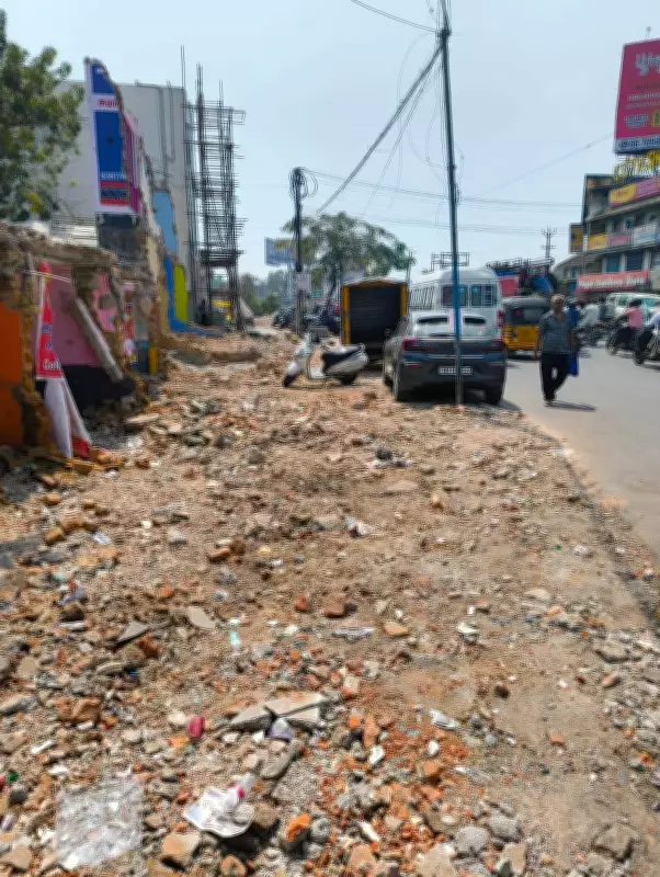 Avadi Commuters Suffer Without Shelter at Busy Bus Stop Near Railway Station