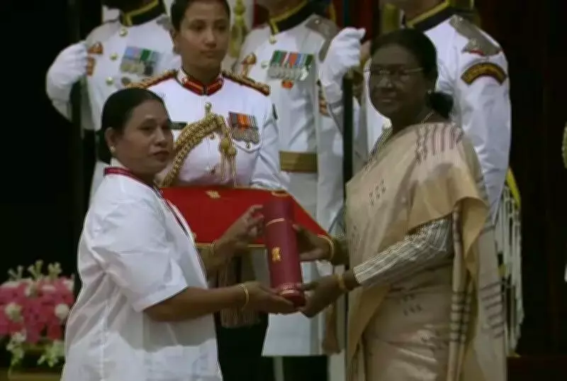 Chandrapur Nurse Ujwala Soyam Gets National Florence Nightingale Award