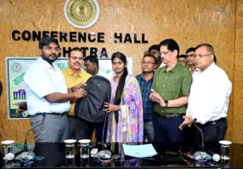 Chatra DC Felicitates Board Exam Toppers Under Samagra Shiksha Abhiyan