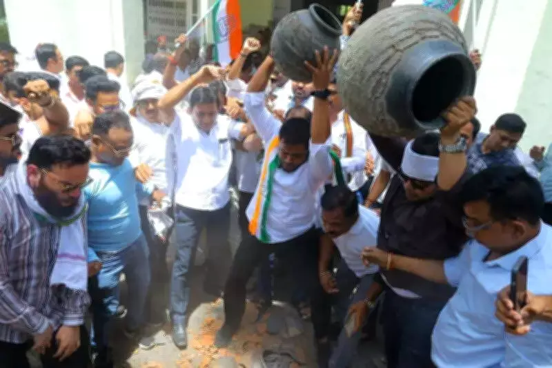 Congress Workers Lay Siege to NMC Headquarters Over Nagpur Water Crisis