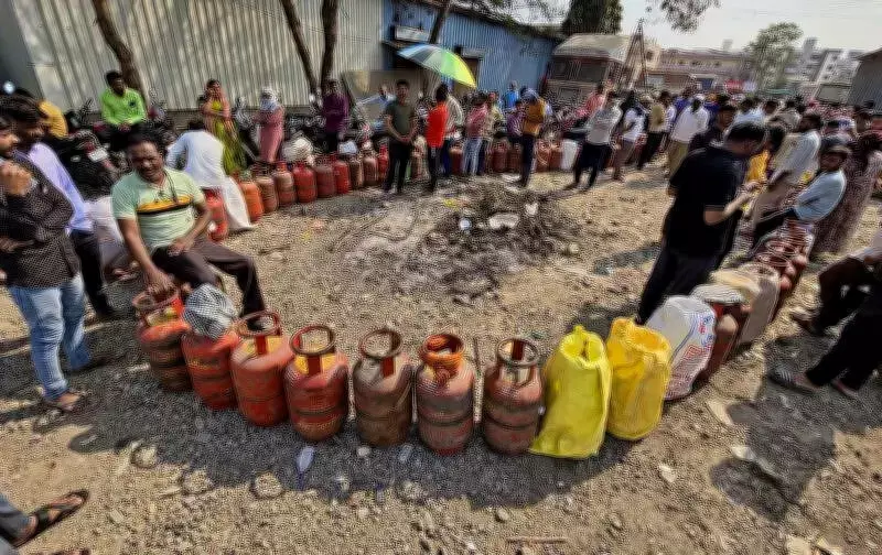 Consumers Lock LPG Agency Over Cylinder Shortage in Beed