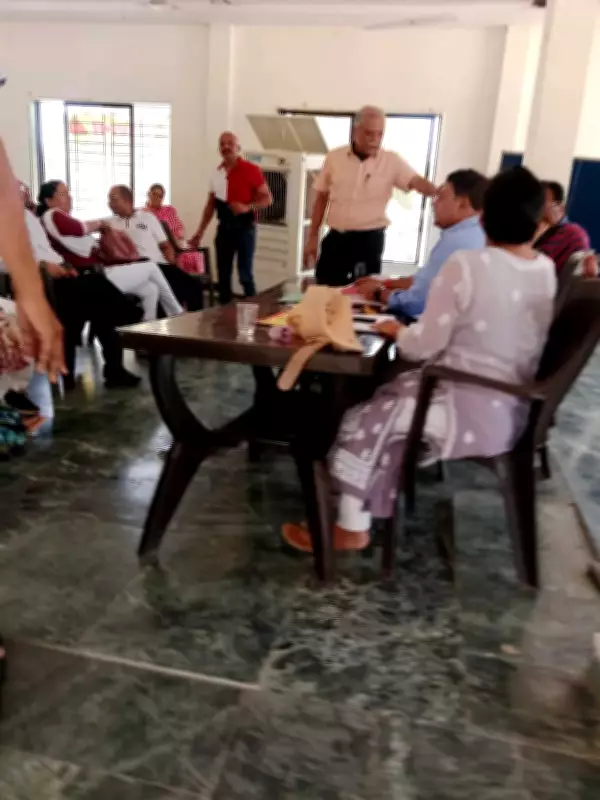 Electricity Crisis in Bhopal Colony Disrupts Funeral, Residents Allege Builder Default