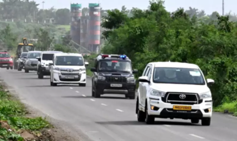 Fadnavis asks ministers to travel by public transport weekly
