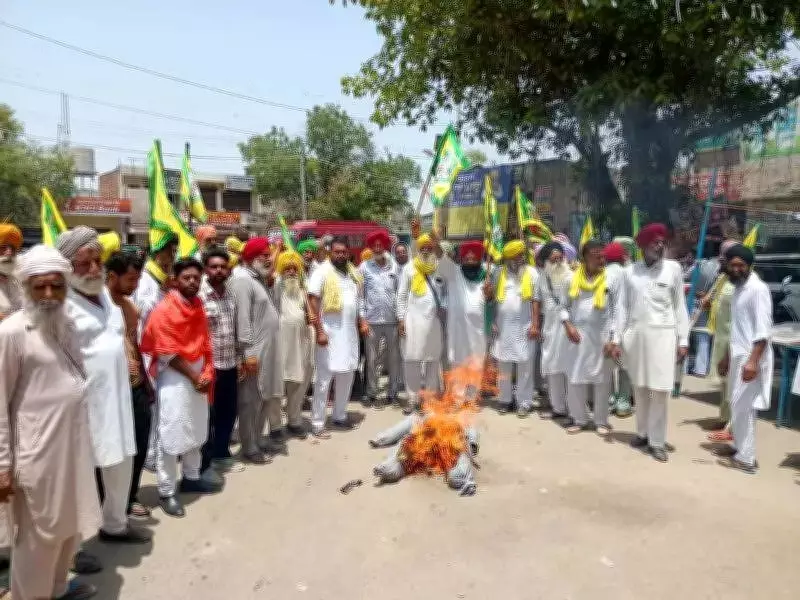 Farmers Burn BJP, Governor Effigies Over Police Action in Chandigarh