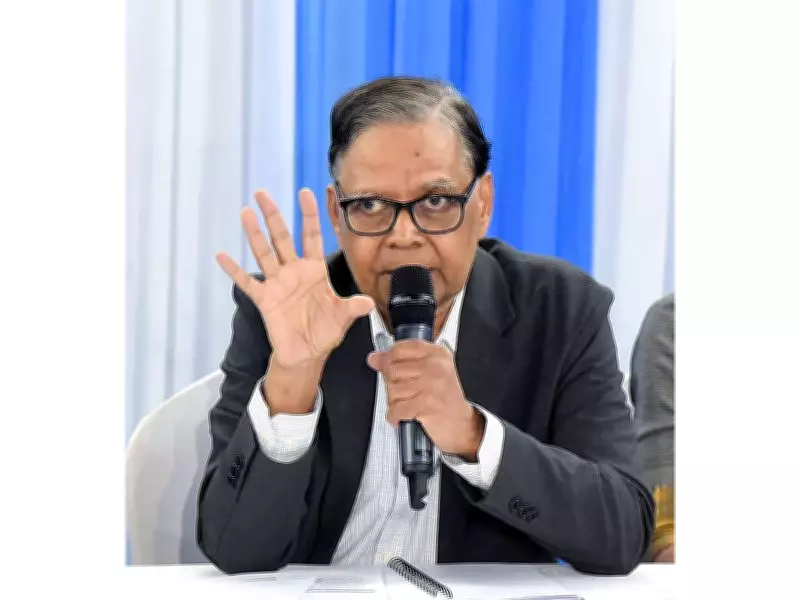 Finance Commission Chairman to RBI: Let Rupee Depreciate, Rs 100 Just a Number