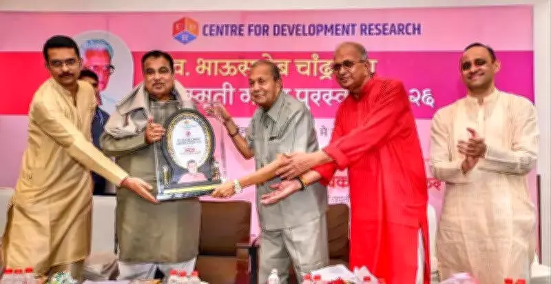 Gadkari Honours BMS Founders Thengadi and Chandrayan at Award Ceremony