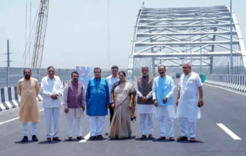 Gadkari Reviews 6-Lane DND-Faridabad-Sohna Highway Project in Delhi