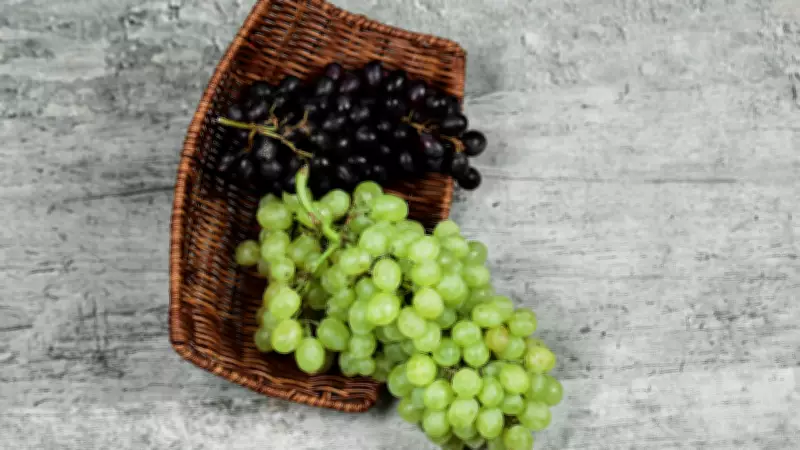 Green Grapes vs Black Grapes: Which Has More Antioxidants?