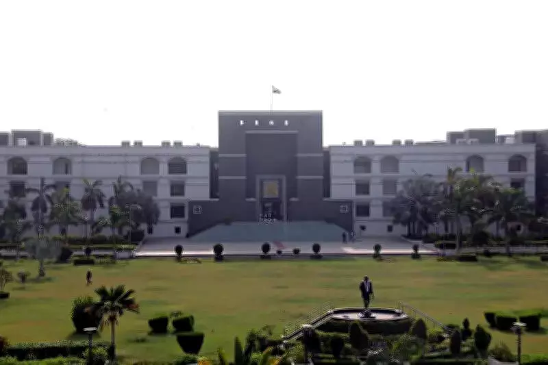 Gujarat HC Issues Notices Over Women Advocate Representation in Bar Council Polls