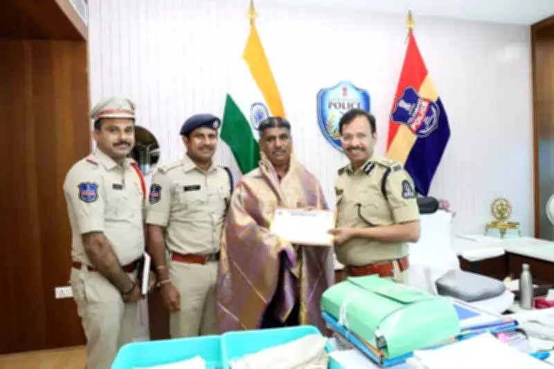 Hyderabad Auto Driver Felicitated for Catching Chain Snatcher