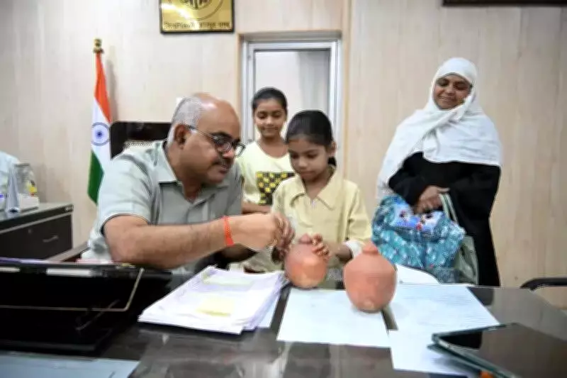 Kanpur DM Helps Girl Whose Piggy Bank Was Broken in Dispute