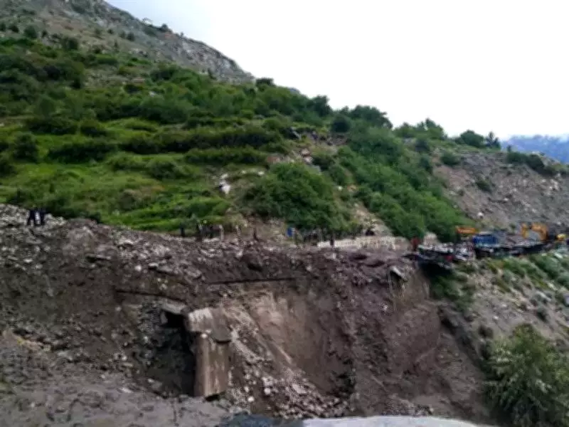 Landslide Near Nandini Tunnel Disrupts Traffic on Jammu-Srinagar Highway