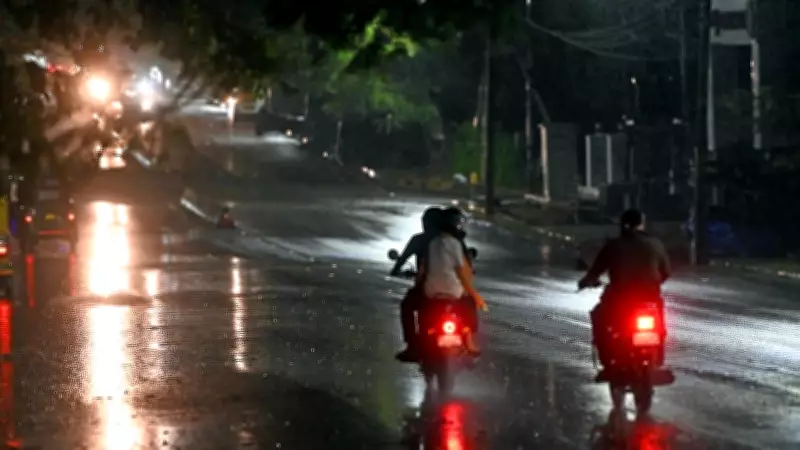 Light Rain Cools Bengaluru, Max Temp Dips Below 33°C Under Cloudy Skies