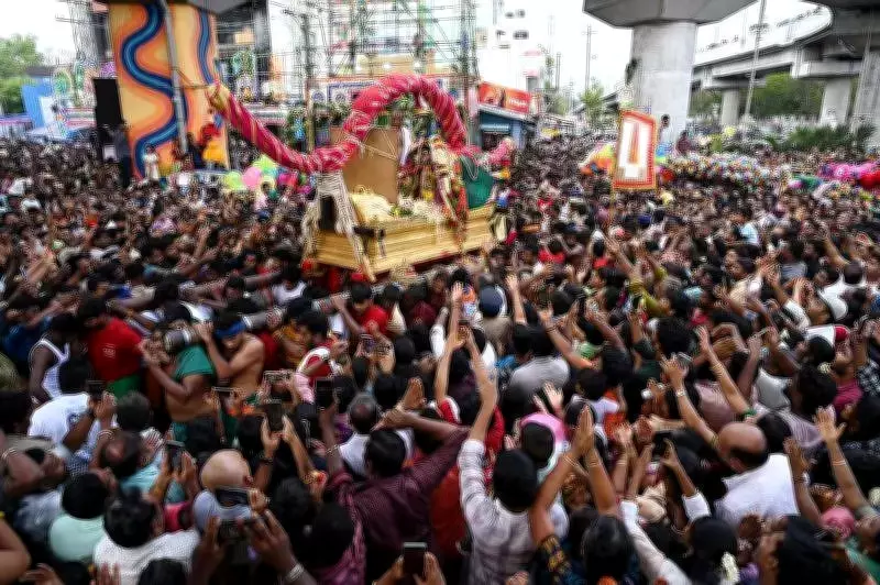 Lord Kallazhagar Enters Madurai Amid Chithirai Festival Celebrations