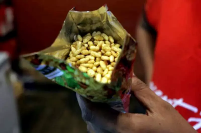 Lotus and Jhalmuri Sales Surge in Kolkata Ahead of BJP Swearing-In