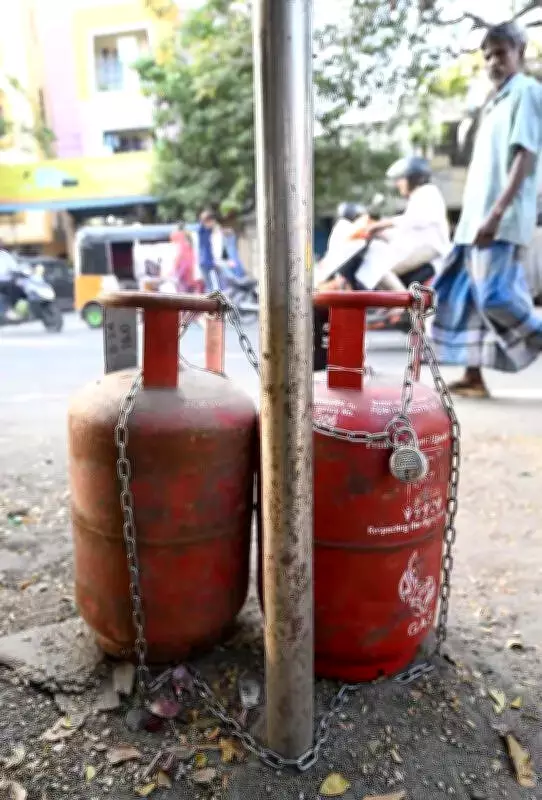 LPG Cylinder Shortage Hits Chennai Suburbs, Black Market Prices Surge
