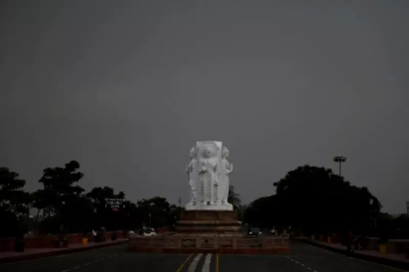 Lucknow Heat Rises as Duststorm Fails to Cool; Temp to Hit 40°C