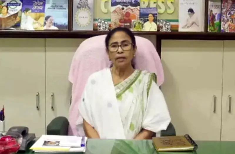Mamata Banerjee Criticises Bengal Govt Over Hawker Evictions on International Hawkers Day