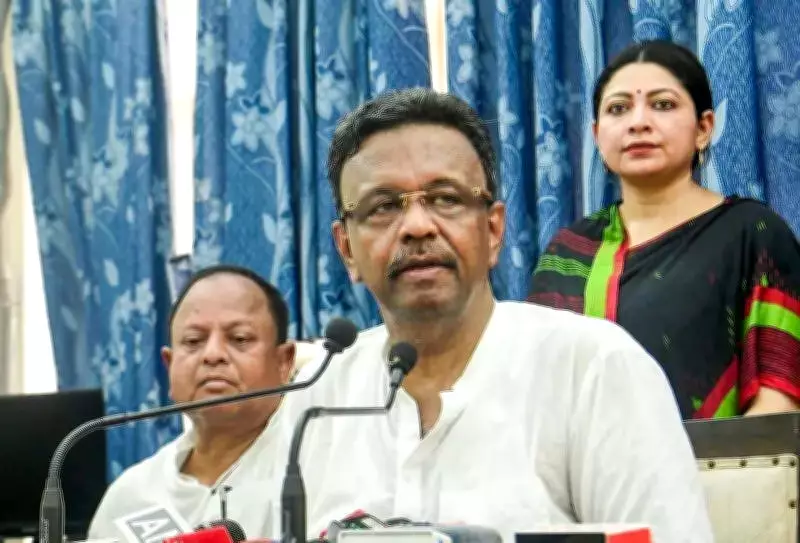 Mamata Calls Urgent Meet Amid TMC Crisis, Mayor Hakim May Quit