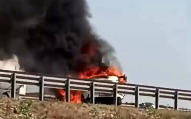 Man dies as car catches fire on Delhi-Mumbai Expressway near Vadodara